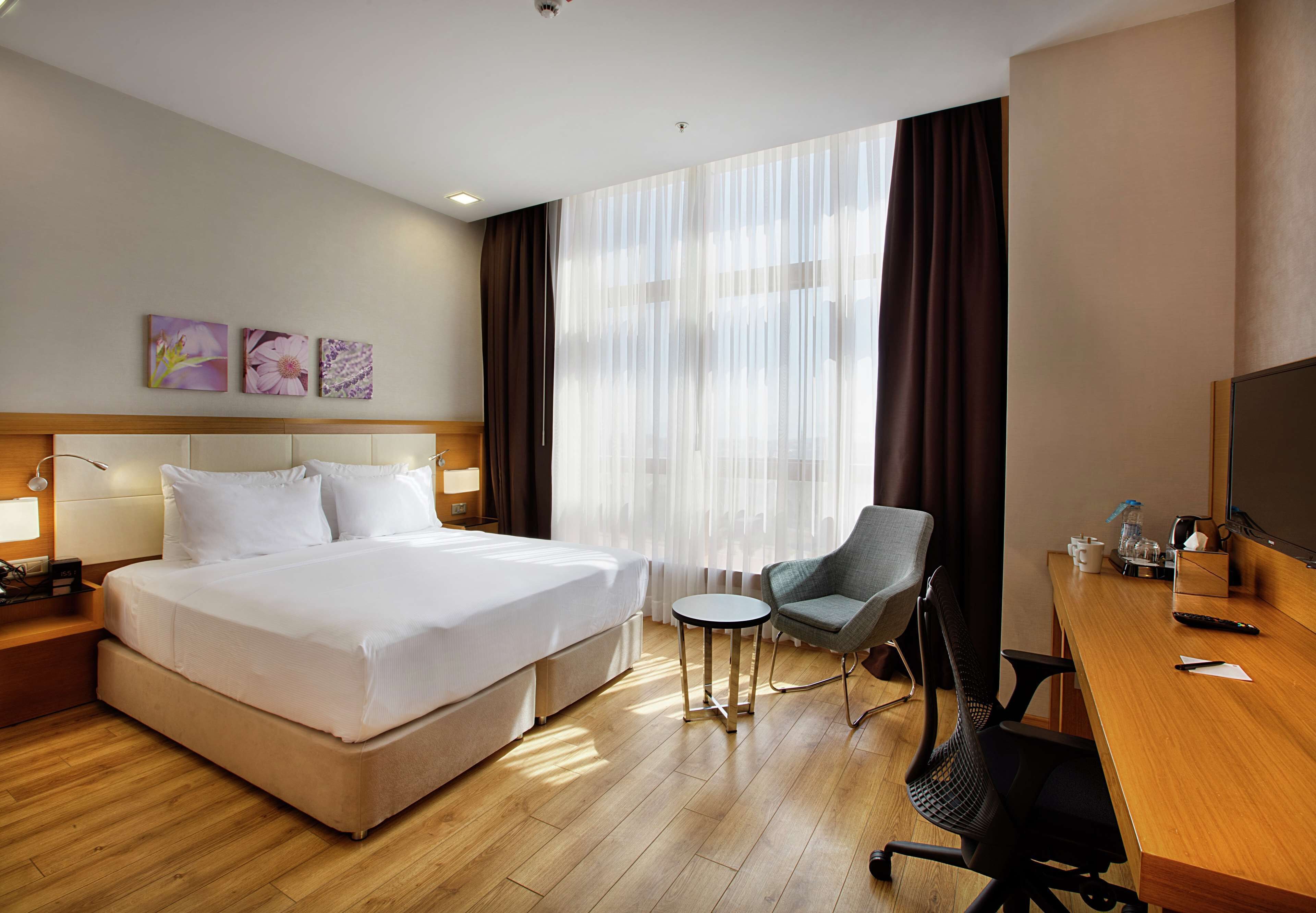Room, 1 King Bed | Premium bedding, minibar, in-room safe, desk