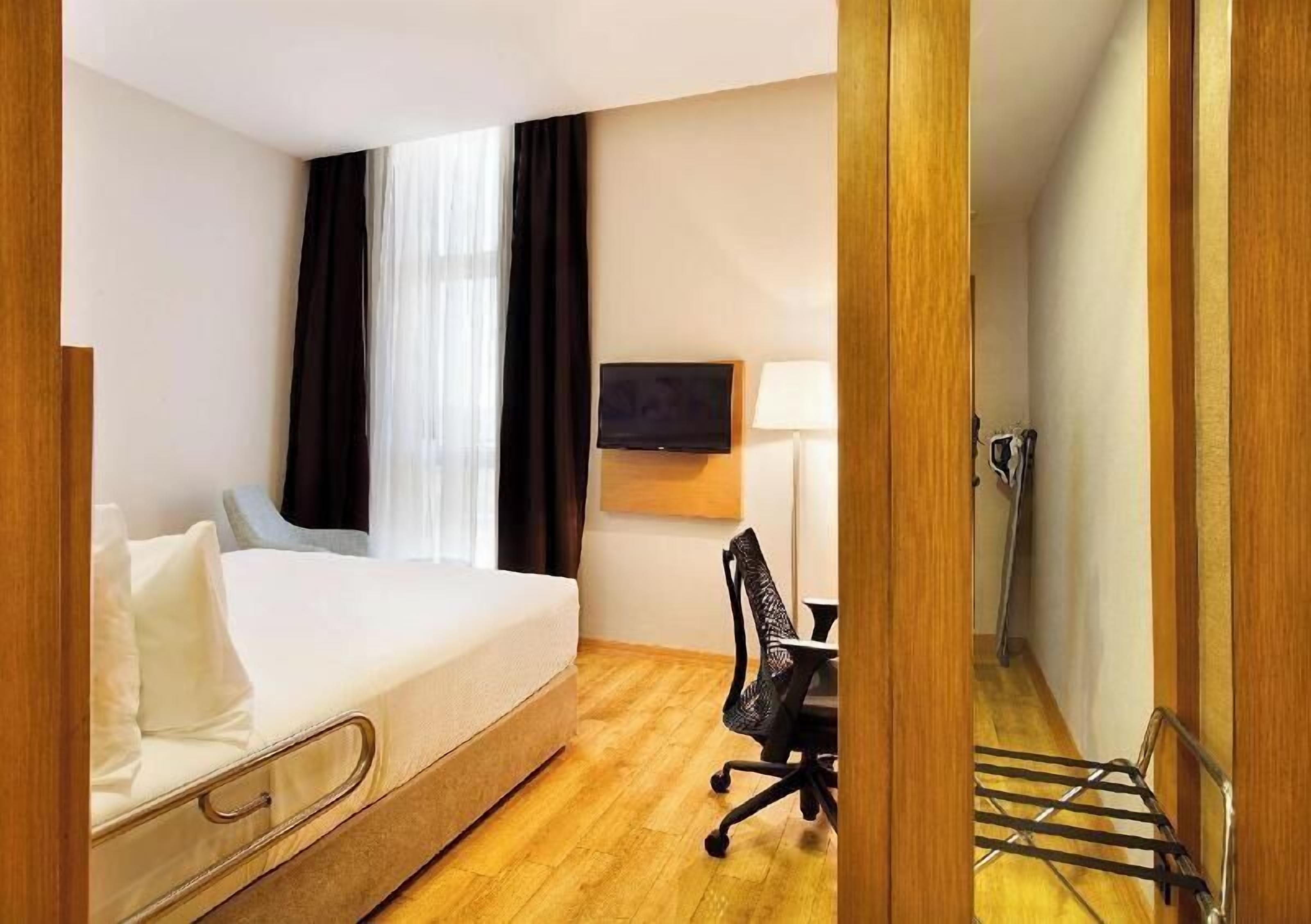 Hochwertige Bettwaren, Minibar, Zimmersafe, Schreibtisch