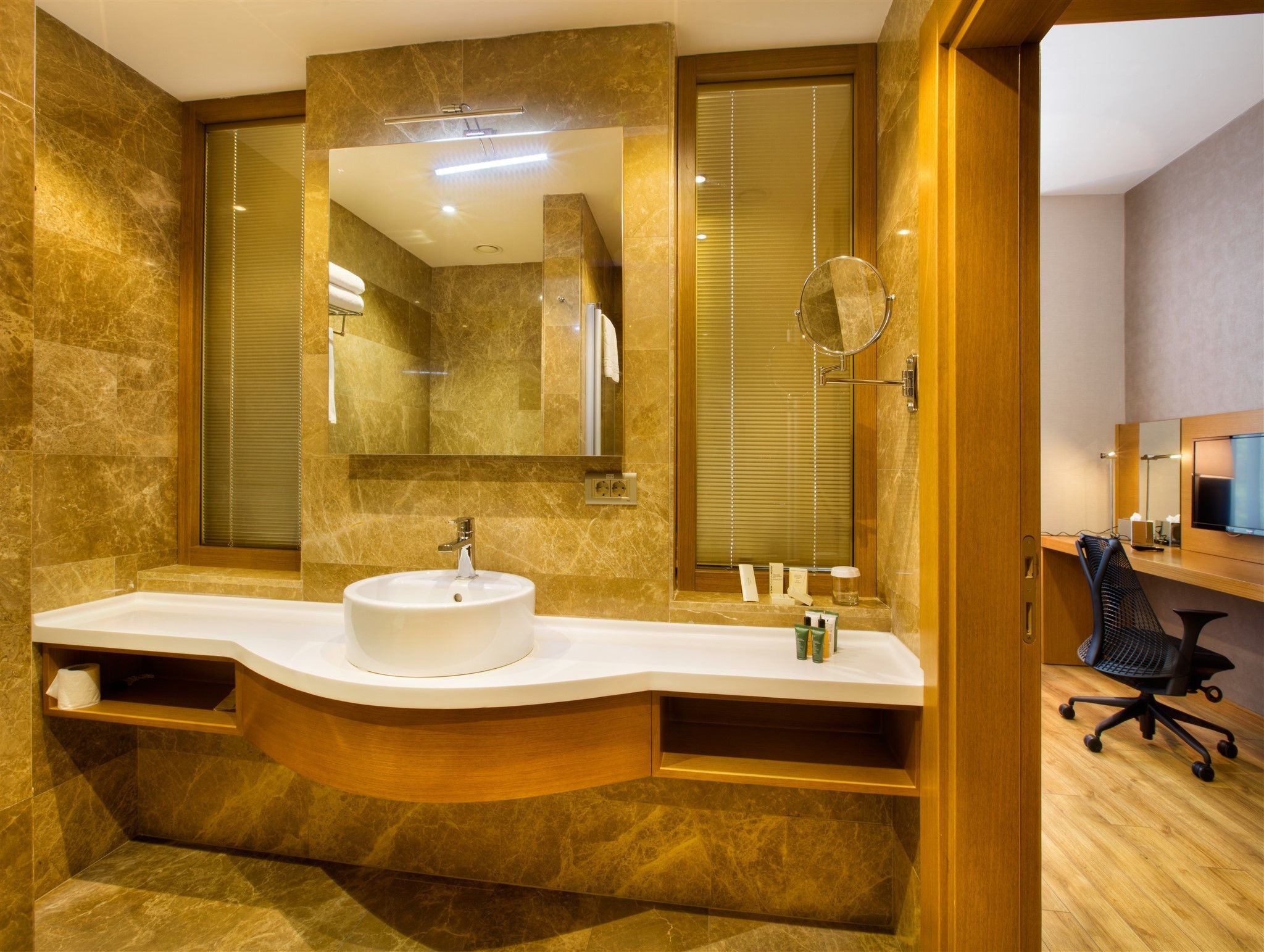 room, 1 king bed | bathroom | shower, free toiletries, hair dryer, slippers