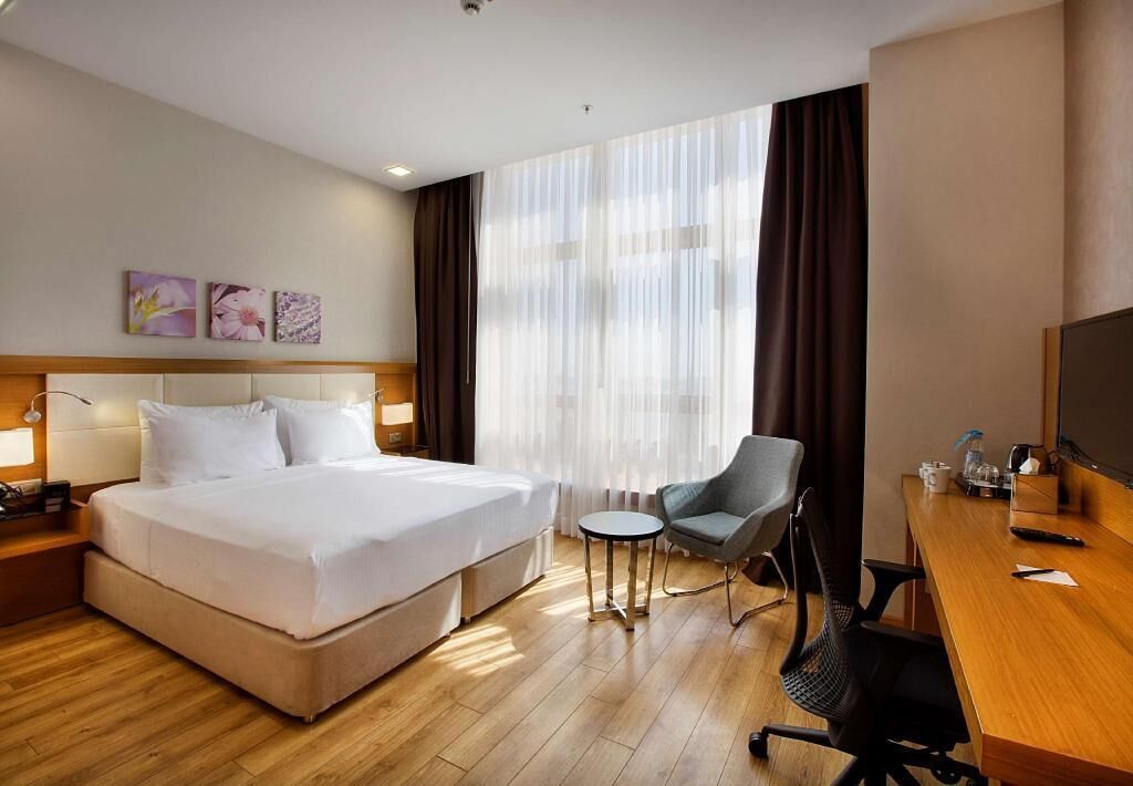 Hochwertige Bettwaren, Minibar, Zimmersafe, Schreibtisch