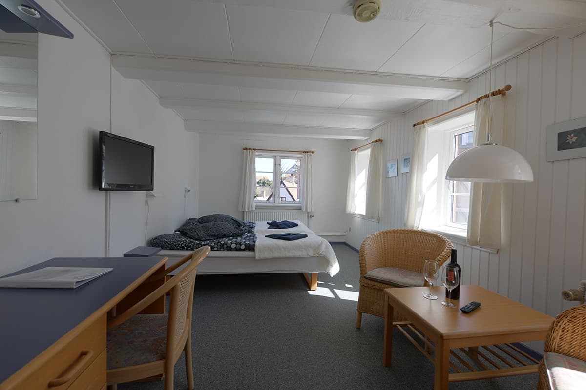 Double Room, Ocean View (not pet friendly) | Desk, WiFi (free), bed sheets