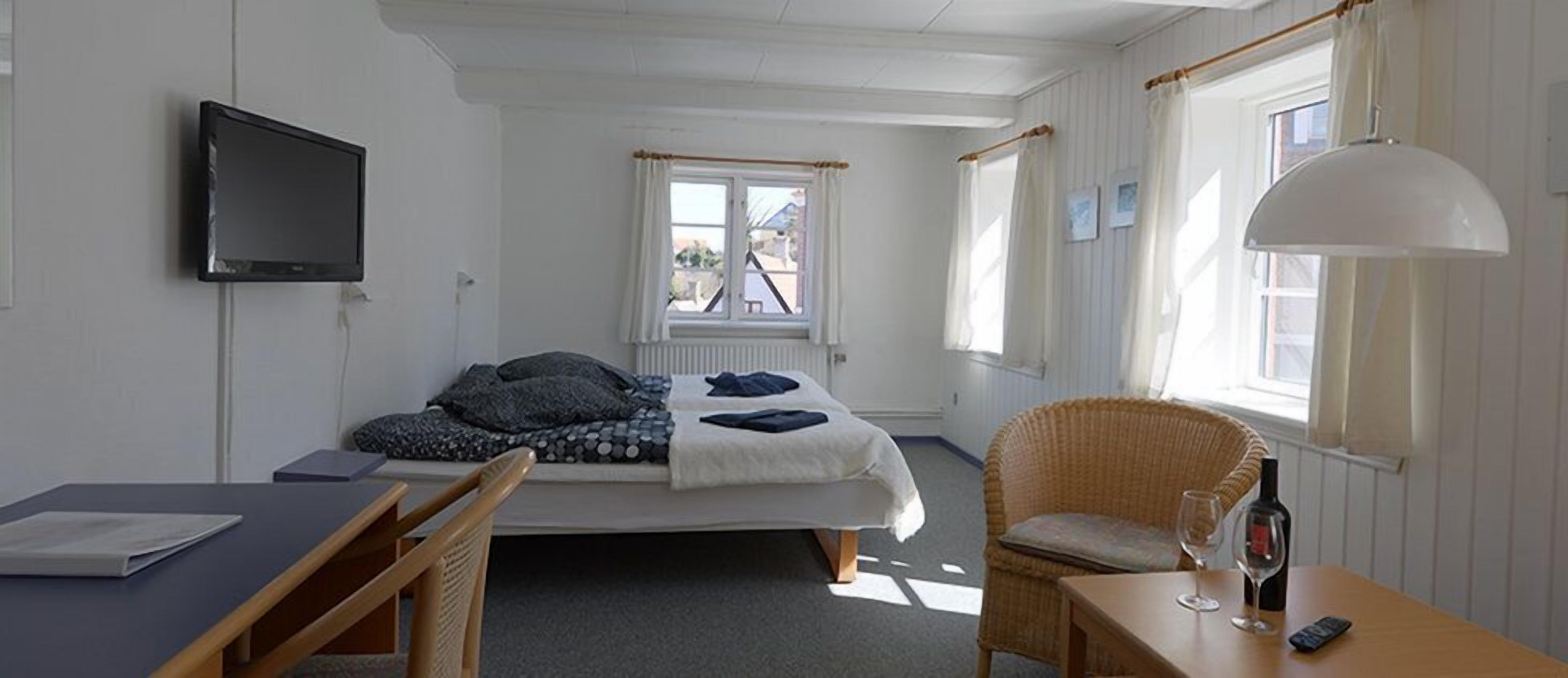 desk, free wifi, bed sheets