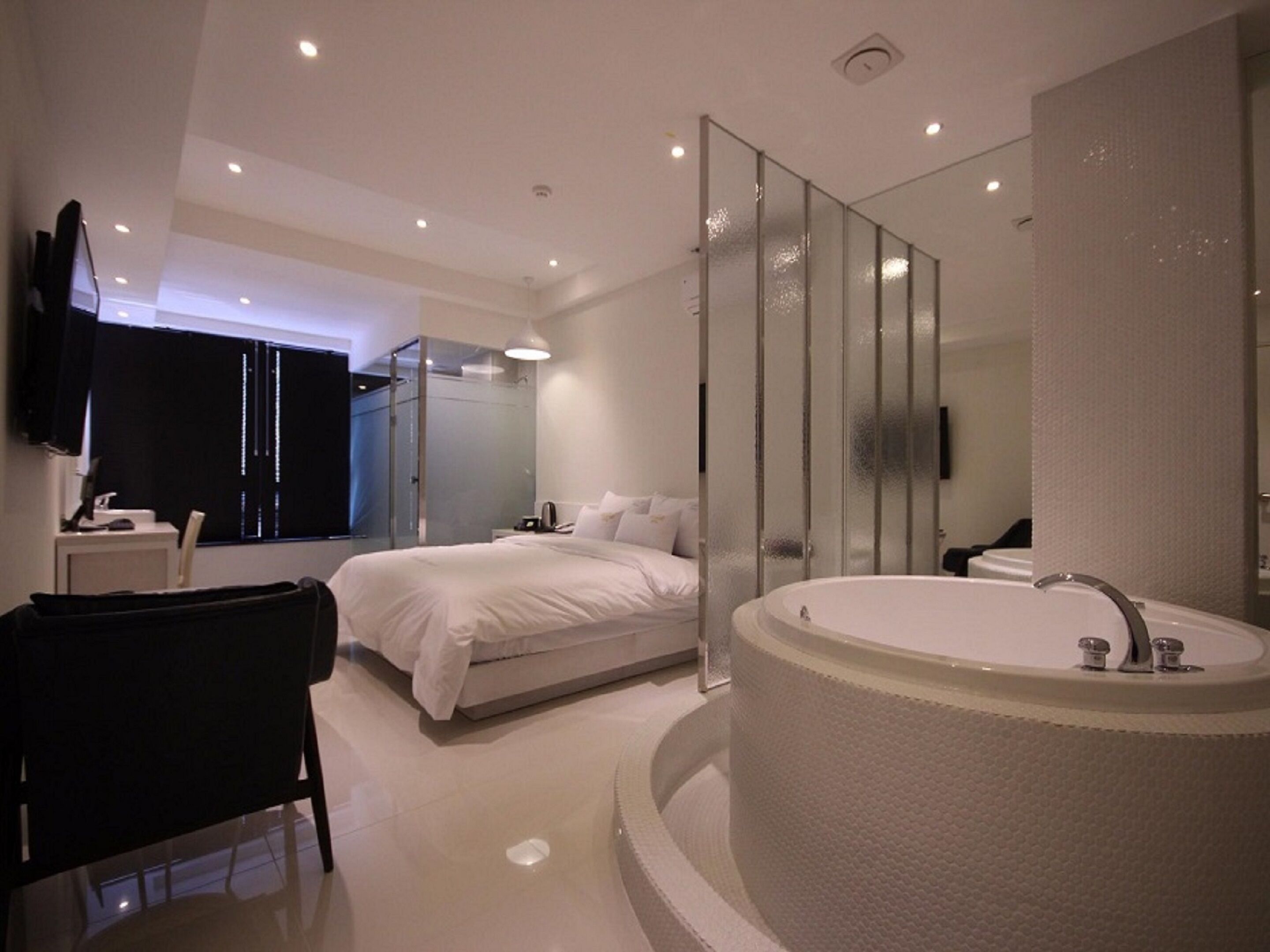 royal deluxe room (interior design of a room is randomly assigned upon check-in) | individually decorated, soundproofing, iron/ironing board, free wifi