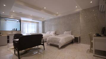 Suite A (Interior Design of a Room is Randomly Assigned Upon Check-in) | 獨特設計、隔音、熨斗/熨衫板、免費 Wi-Fi