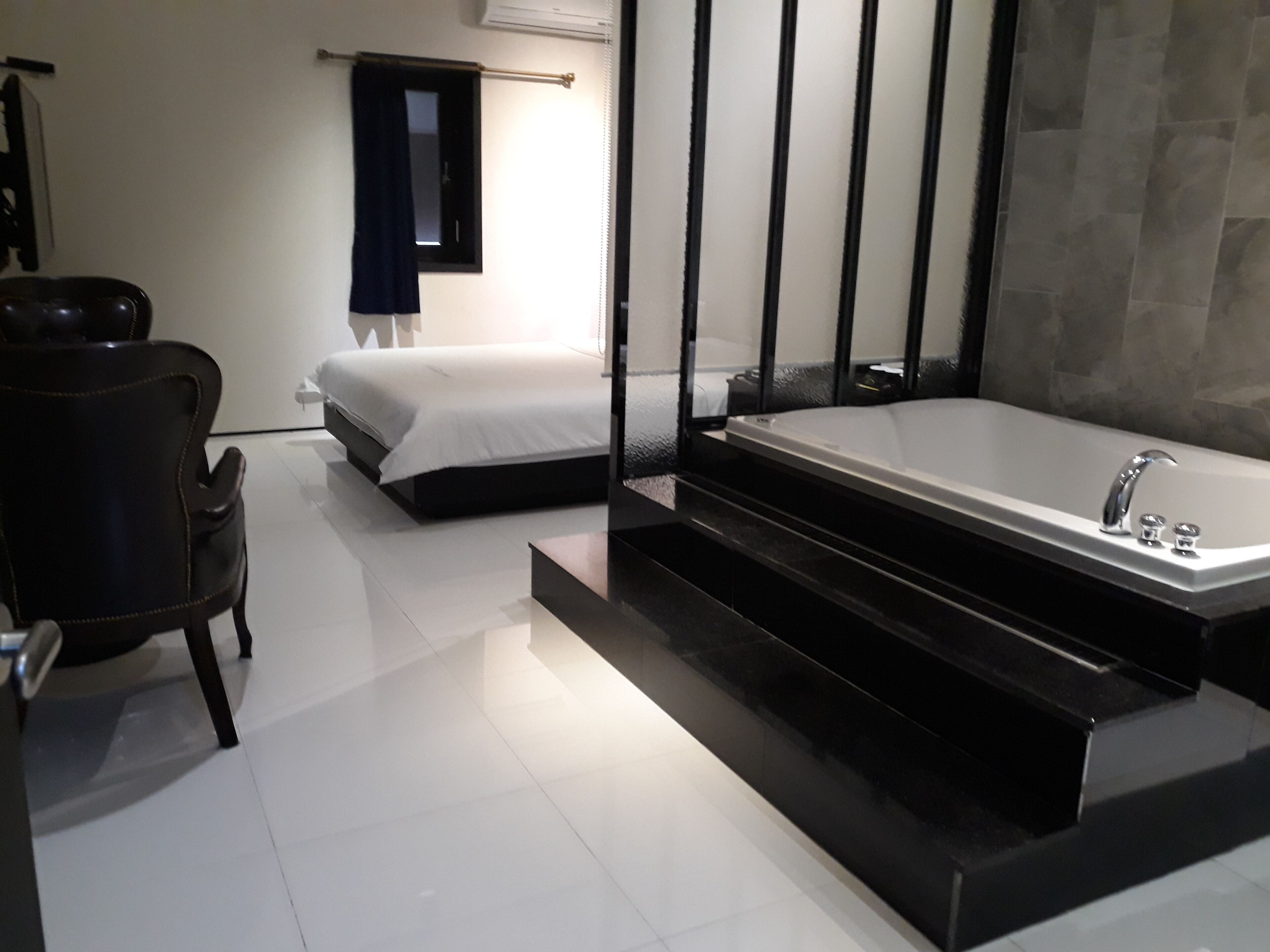 royal deluxe room (interior design of a room is randomly assigned upon check-in) | bathroom | hair dryer, bathrobes, slippers, bidet