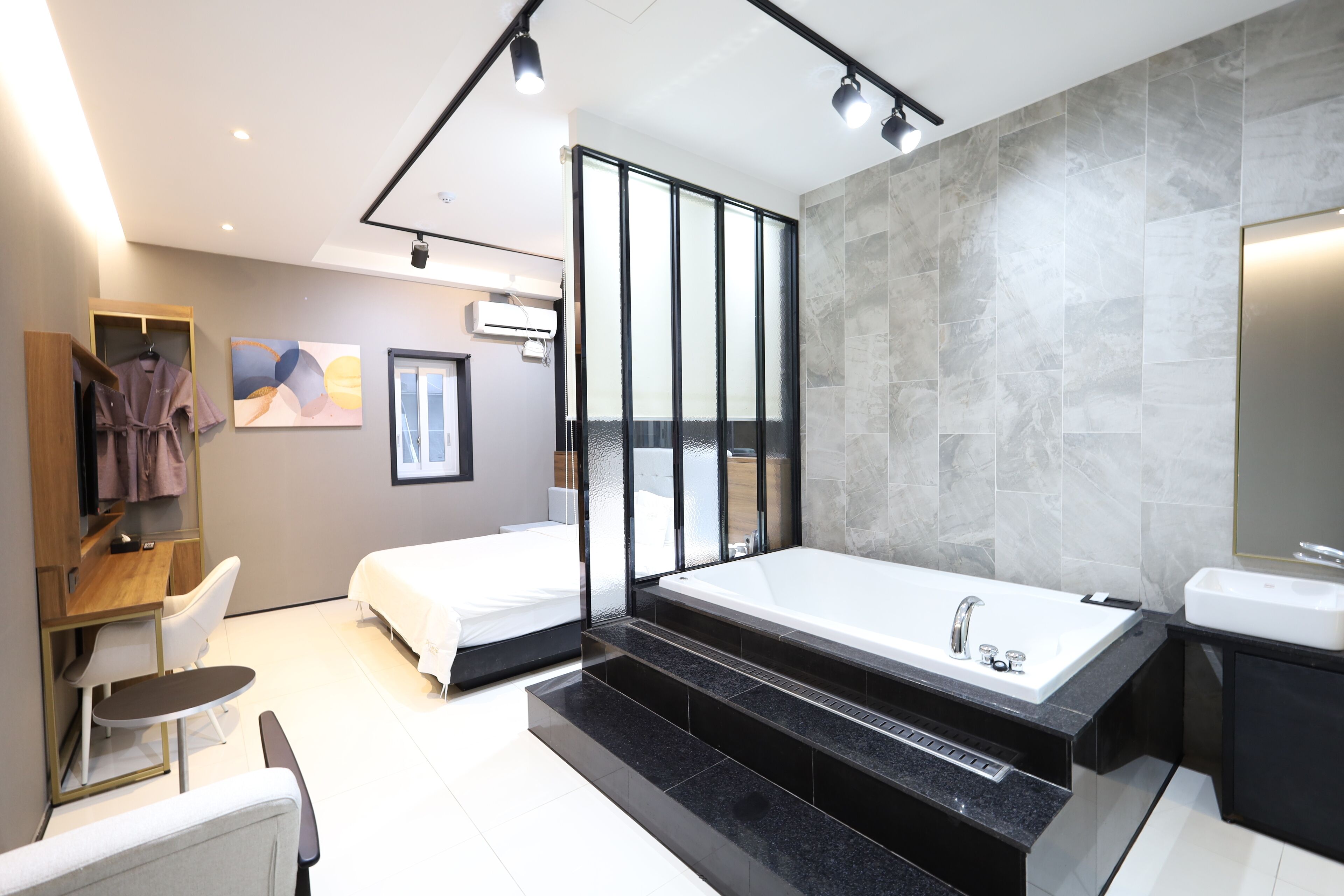 royal deluxe room (interior design of a room is randomly assigned upon check-in) | individually decorated, soundproofing, iron/ironing board, free wifi