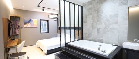 Royal Deluxe Room (Interior Design of a Room is Randomly Assigned Upon Check-in) | Individuelt dekorert, lydisolert, strykejern/-brett og wi-fi (inkludert)