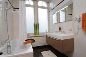 Free toiletries, hair dryer, towels - Hotel Grupello (Geraardsbergen)
