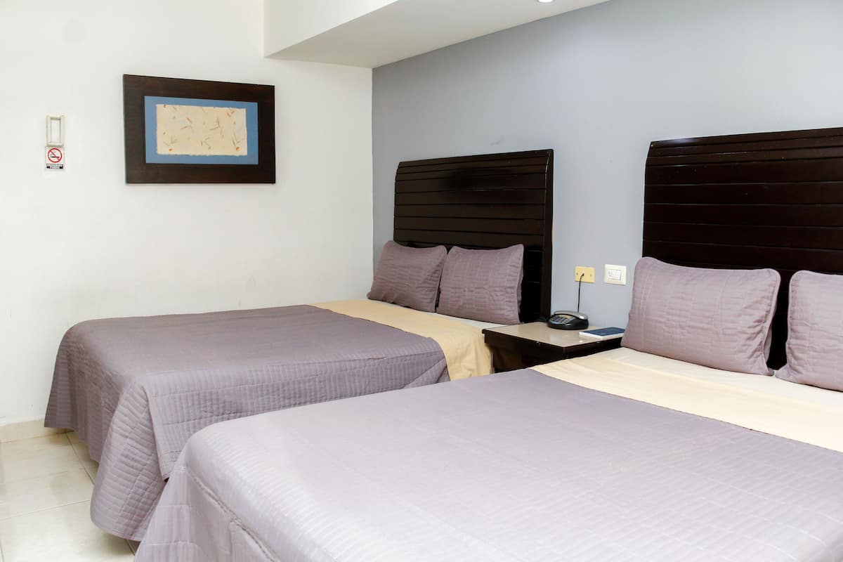 Executive-Doppelzimmer, 2 Doppelbetten | Schreibtisch, Bügeleisen/Bügelbrett, kostenloses WLAN, Bettwäsche