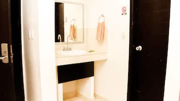 Basic Single Room, 1 Double Bed | Bathroom | Shower, free toiletries, towels
