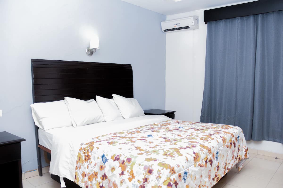 Executive-Zimmer, 1 King-Bett | Schreibtisch, Bügeleisen/Bügelbrett, kostenloses WLAN, Bettwäsche