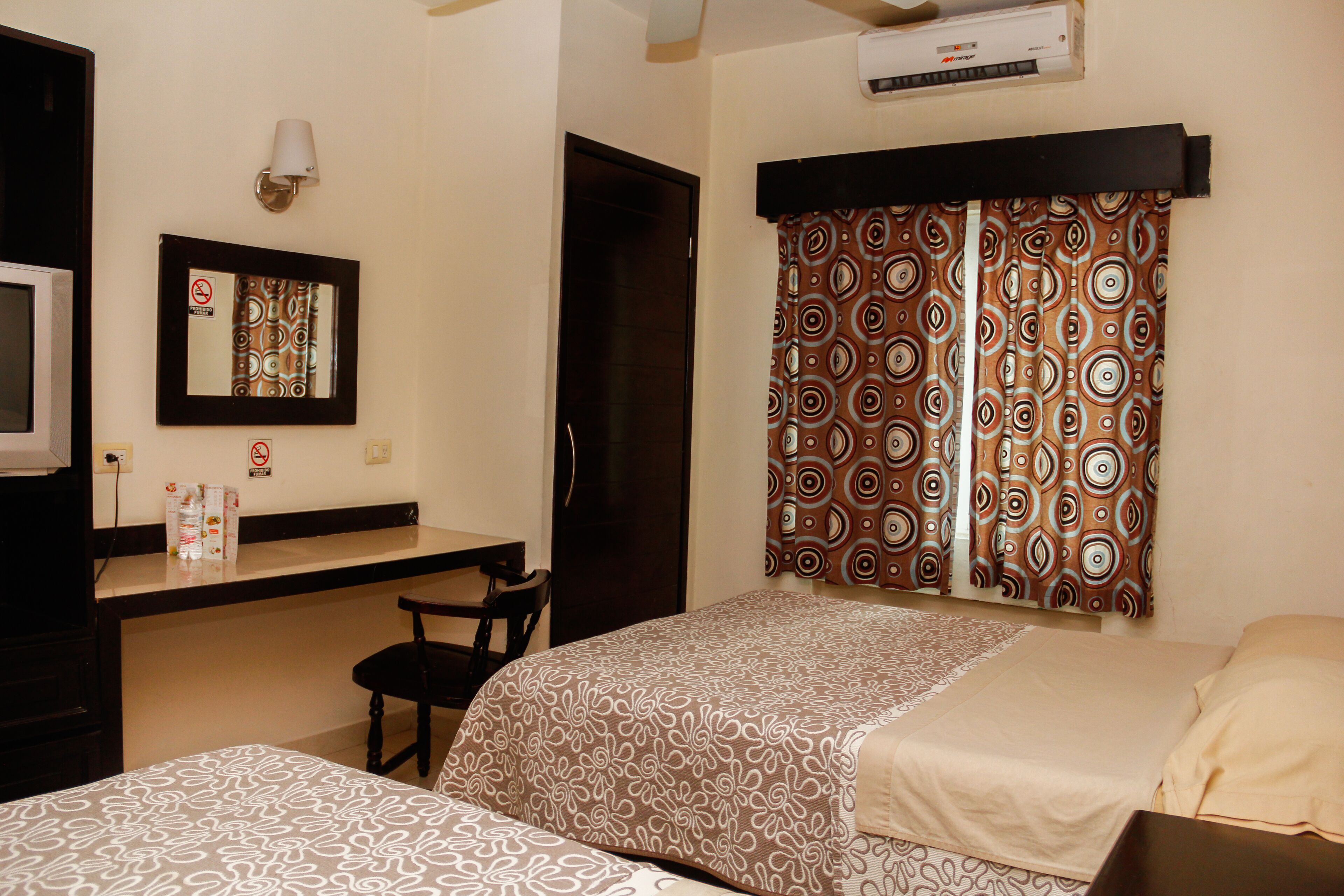 Executive-Doppelzimmer, 2 Doppelbetten | Schreibtisch, Bügeleisen/Bügelbrett, kostenloses WLAN, Bettwäsche