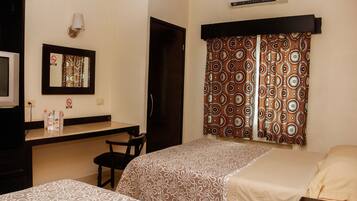 Executive-Doppelzimmer, 2 Doppelbetten | Schreibtisch, Bügeleisen/Bügelbrett, kostenloses WLAN, Bettwäsche