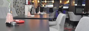 Petit-déjeuner, déjeuner et dîner servis sur place