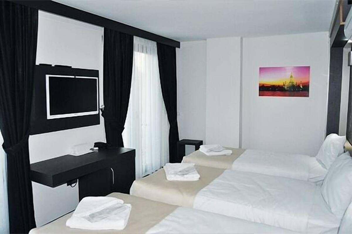 Chambre Familiale | Minibar, coffres-forts dans les chambres, bureau, Wi-Fi gratuit