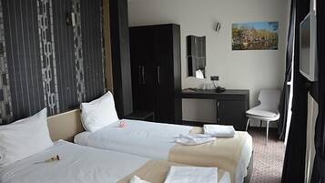 Family Room | Minibar, in-room safe, desk, free WiFi