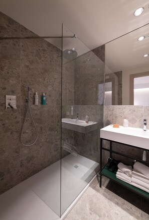 Superior Quadruple Room | Bathroom | Shower, hair dryer, bidet, towels - Catignano Hotel (Gubbio)