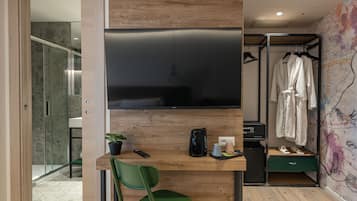 Junior Studio Suite | Desk, soundproofing, free WiFi, wheelchair access