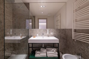 Superior Quadruple Room | Bathroom | Shower, hair dryer, bidet, towels - Catignano Hotel (Gubbio)