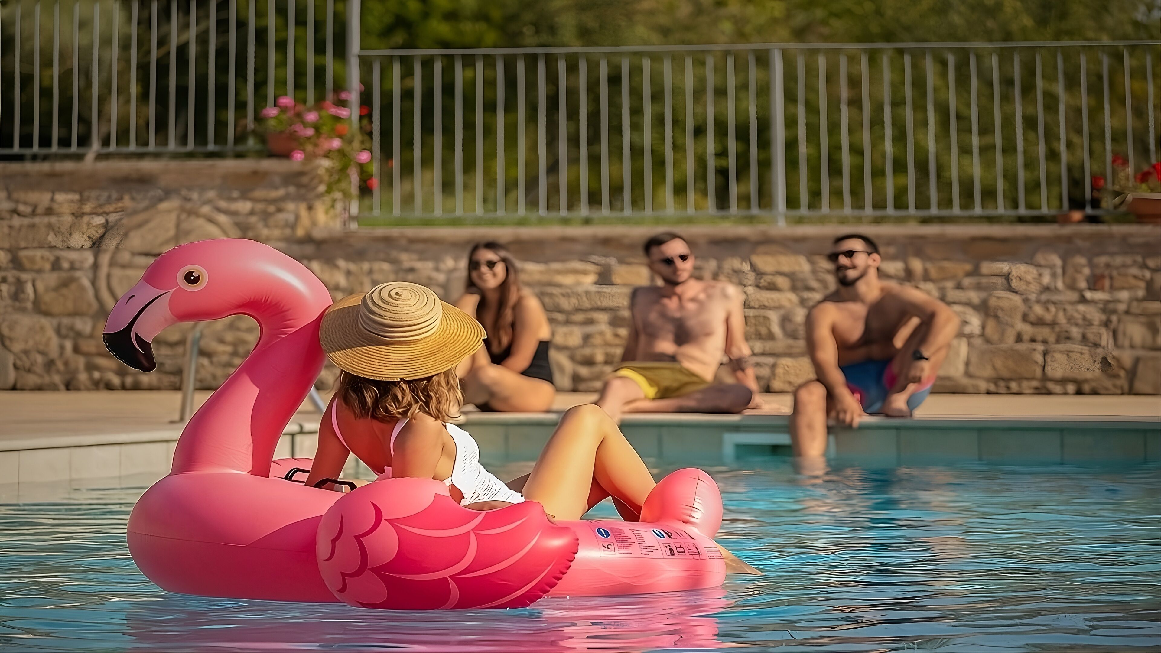 Piscine extérieure, parasols de plage, chaises longues