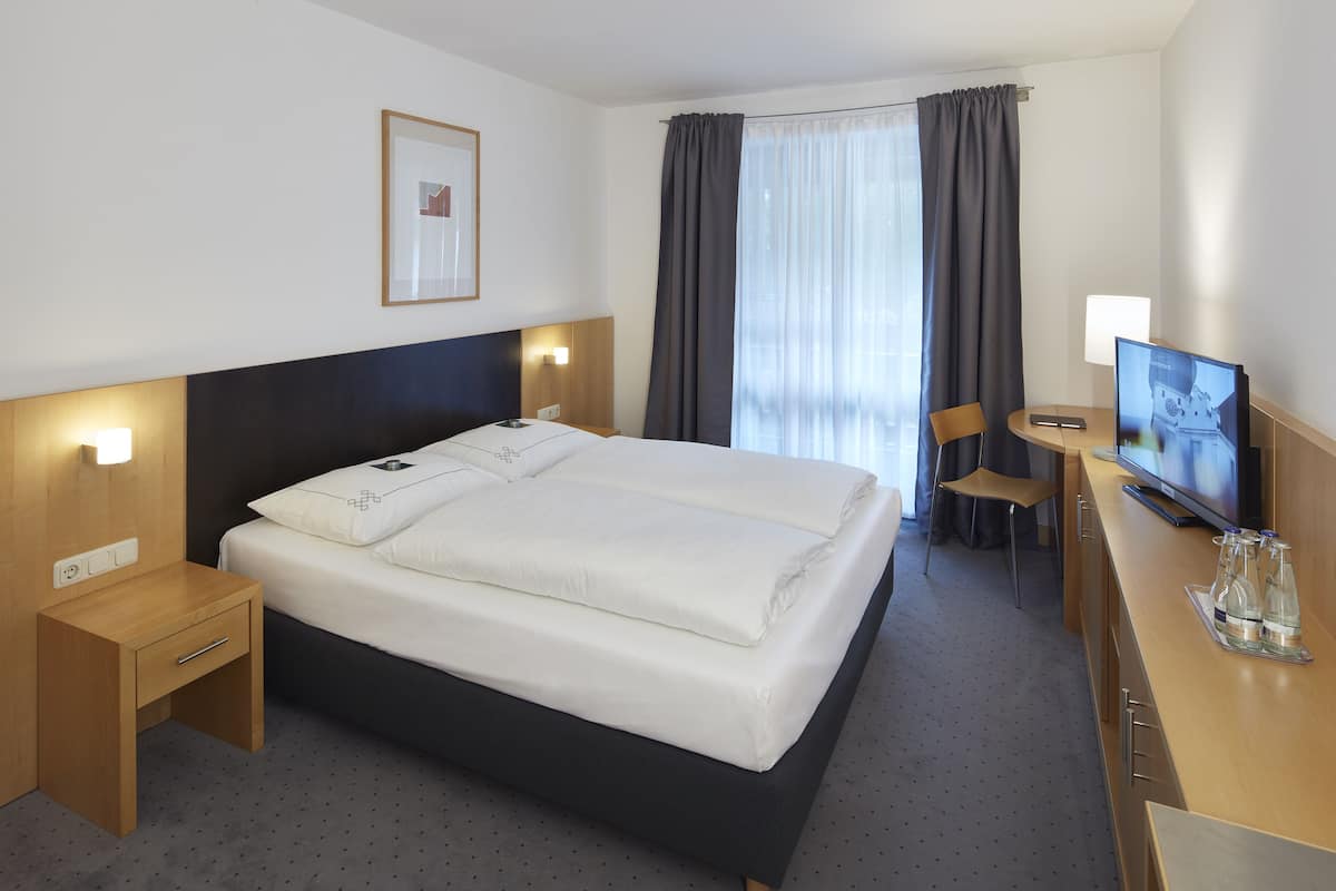 Standaard tweepersoonskamer, 1 slaapkamer | 1 slaapkamer, luxe beddengoed, een kluis op de kamer, een bureau