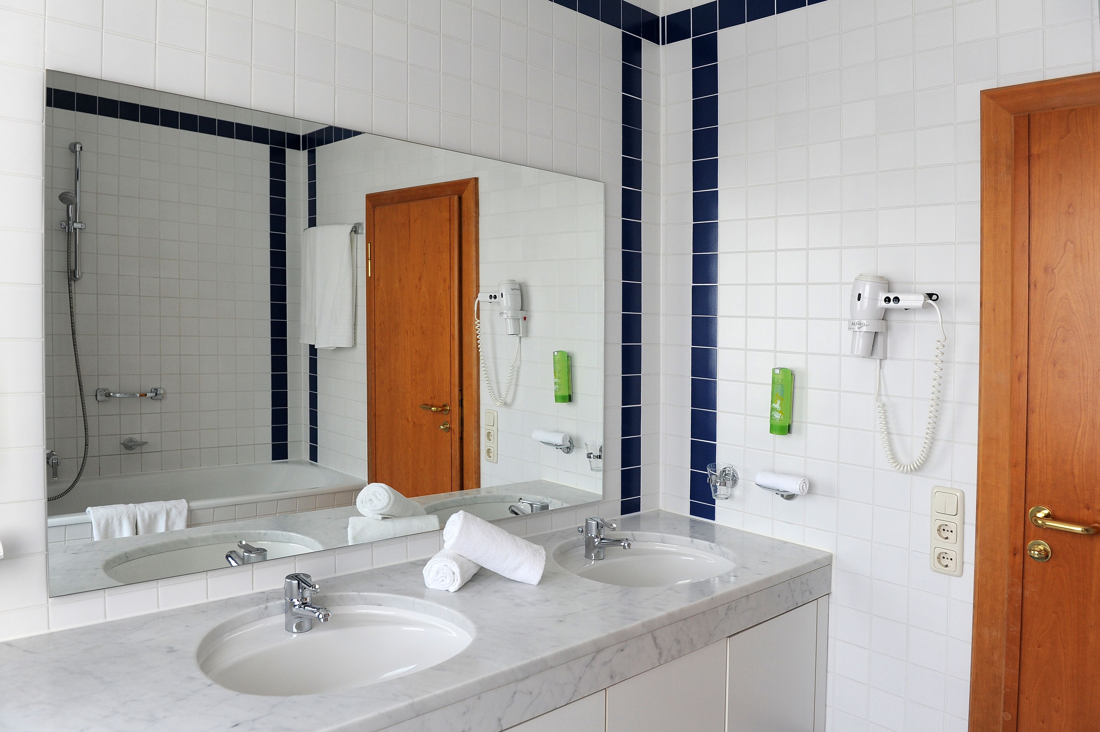 exclusive double room, 1 double bed | bathroom | shower, free toiletries, hair dryer, towels