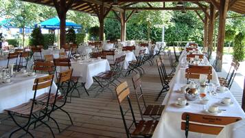 3 restaurantes; se sirven cenas y cocina alemana