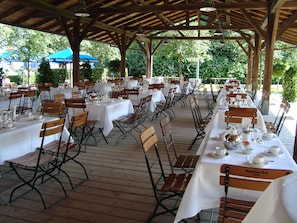 3 restaurants servant le dîner, spécialités Cuisine allemande