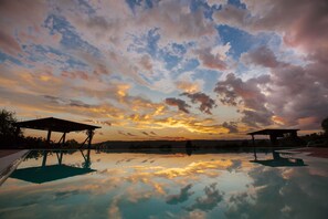 A serene outdoor pool area with a clear sky and sunset reflection. - La Vecchia Fattoria (Orte)