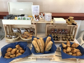Daily buffet breakfast (EUR 14 per person) - L'hôtel d'Arc (Arc-sur-Tille)