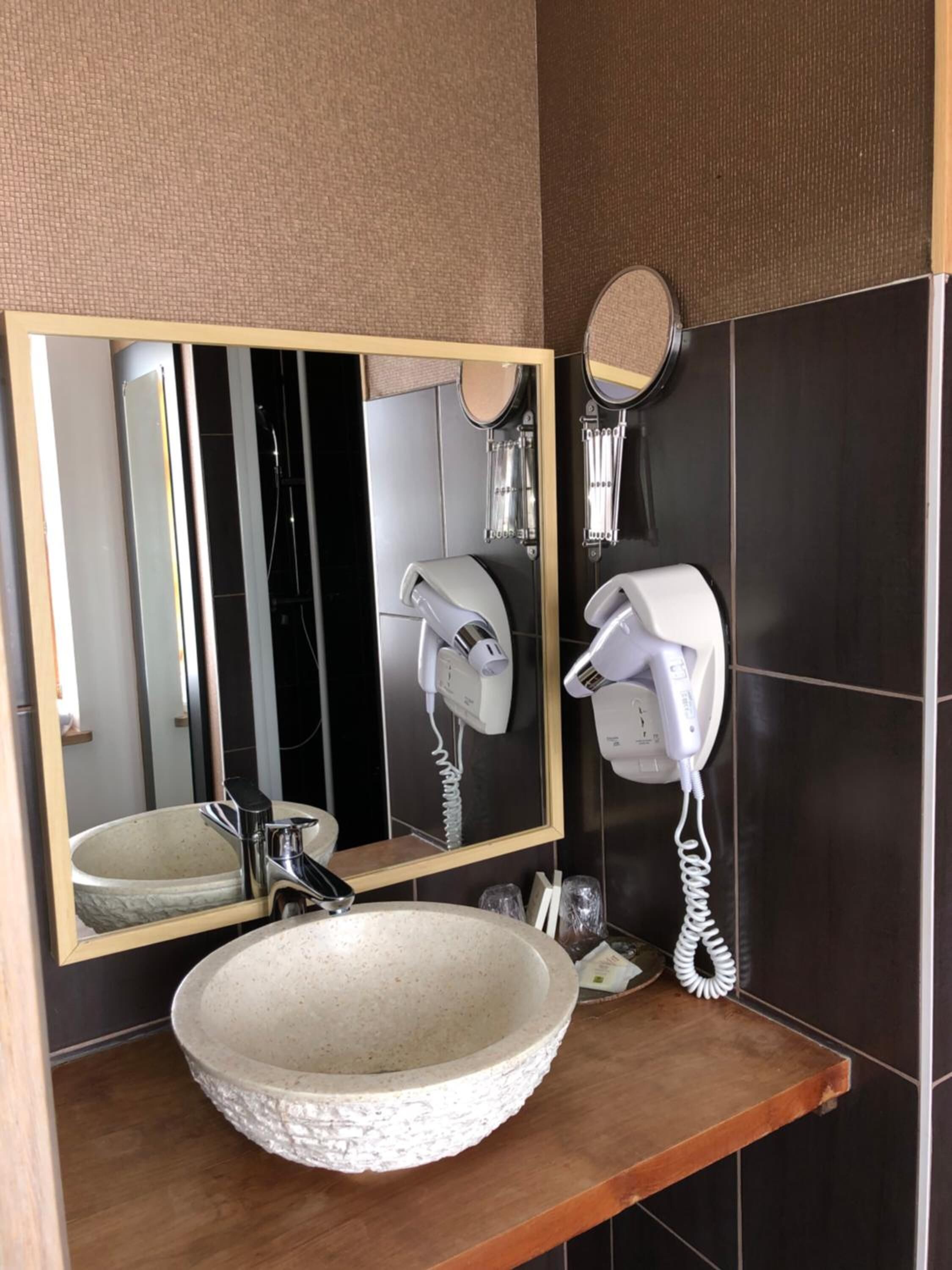 shower, free toiletries, hair dryer, towels