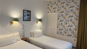 In-room safe, desk, iron/ironing board, free cribs/infant beds - Grand Hotel de Lyon (Vals-les-Bains)