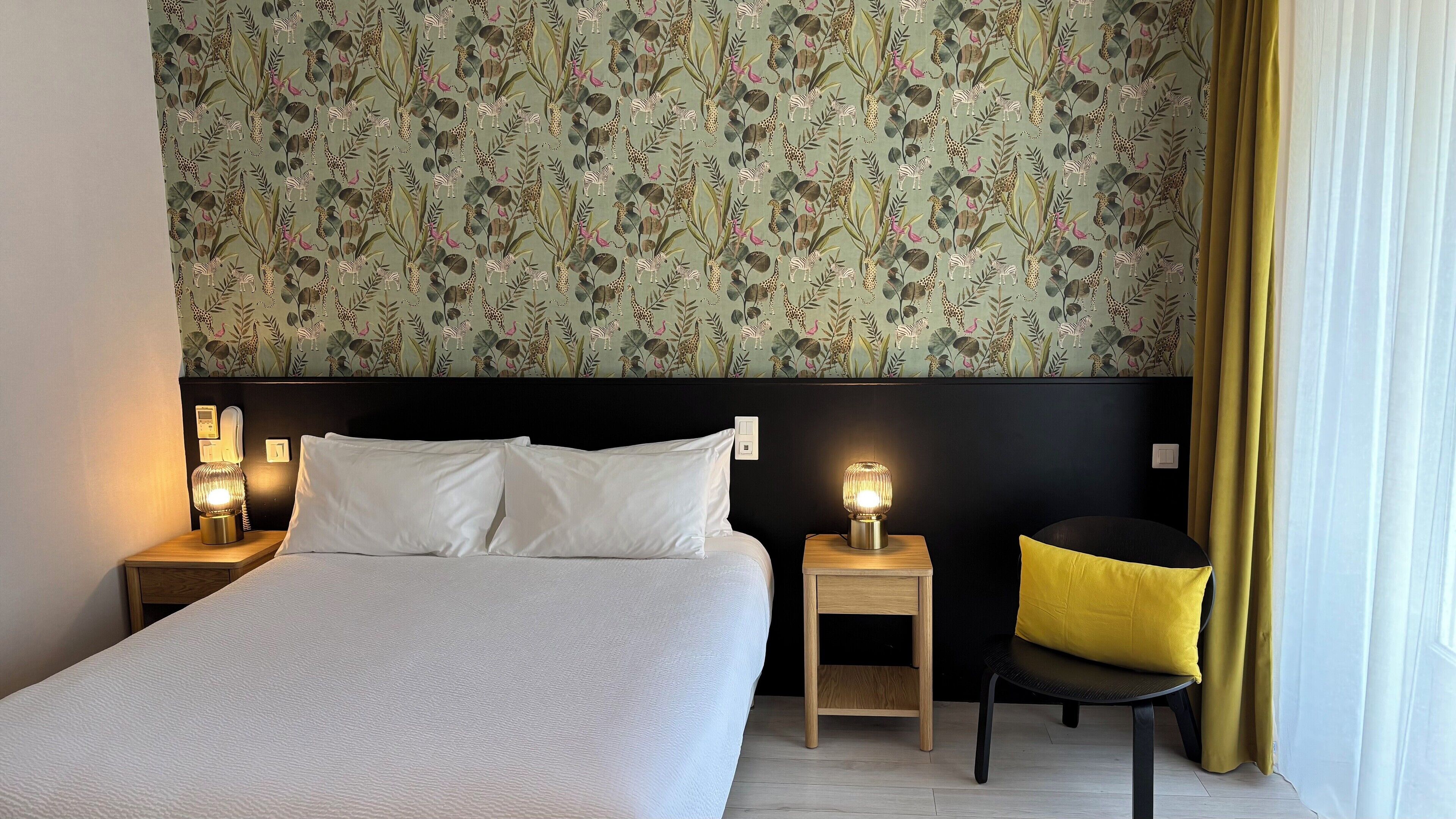 標準雙人房 | 房內夾萬、書桌、熨斗/熨衫板、免費嬰兒床