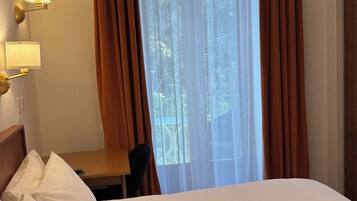 Quarto solteiro standard | Cofres nos quartos, escrivaninha, ferros/tábuas de passar roupa