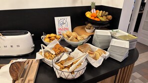 Se ofrece un desayuno bufé todos los días (por un coste adicional)