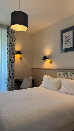 In-room safe, desk, iron/ironing board, free cots/infant beds - Grand Hotel de Lyon (Vals-les-Bains)