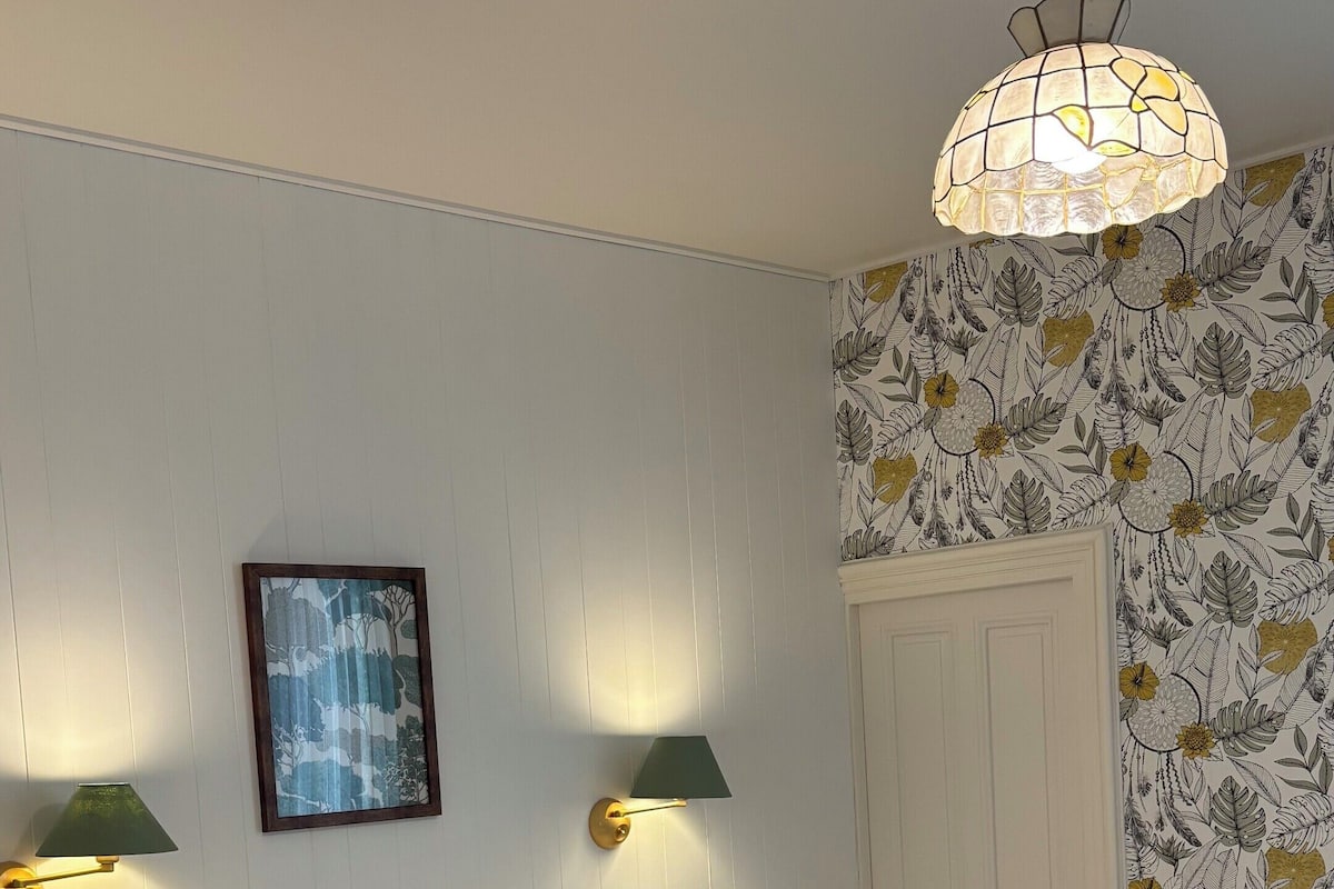 Kolmen hengen standard-huone | Tallelokero huoneessa, työpöytä, silitysrauta/-lauta