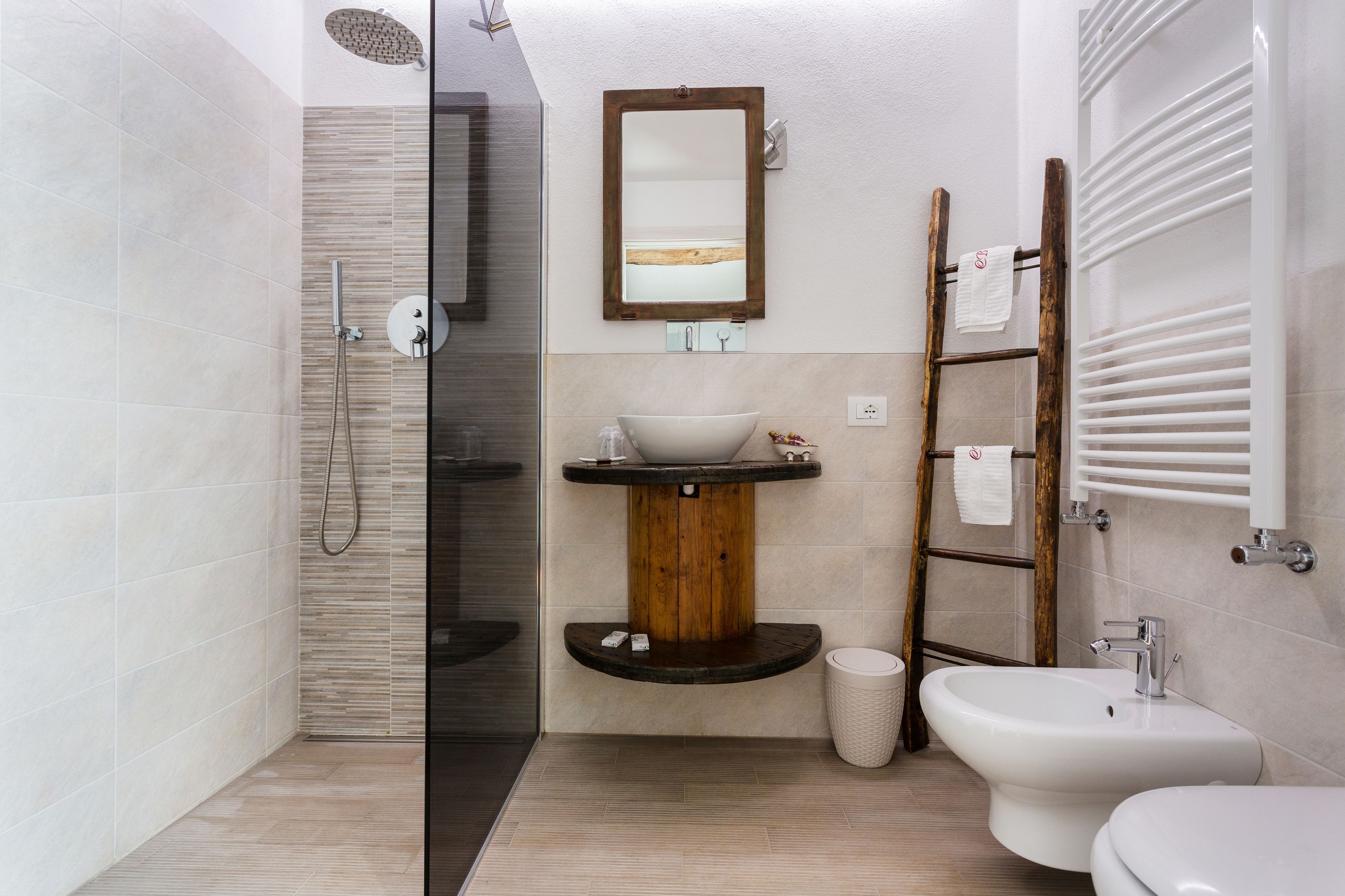 Camera doppia (Bina) | Bagno | Doccia, set di cortesia gratuito, asciugacapelli, pantofole