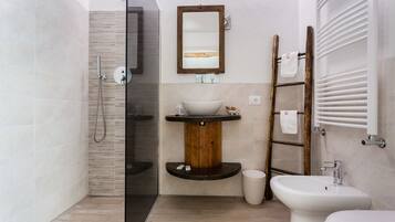 Camera doppia (Bina) | Bagno | Doccia, set di cortesia gratuito, asciugacapelli, pantofole
