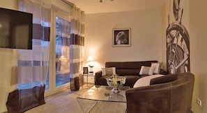 Superior Apartment, 2 Bedrooms, Fireplace, Lake View | Living area