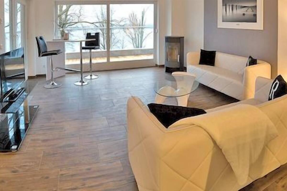 Superior maisonnette, 3 slaapkamers, 2 badkamers, uitzicht op meer | Woonruimte | Een 43-inch flatscreentelevisie met kabelzenders en televisie
