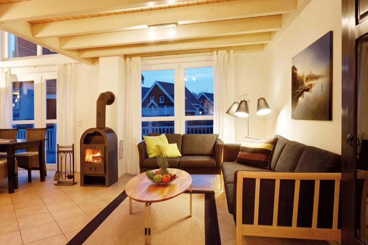 Premium huis, 2 slaapkamers, sauna | Woonruimte | Een 43-inch flatscreentelevisie met kabelzenders en televisie