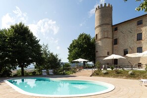 Outdoor pool, pool umbrellas, sun loungers - Castello di Baccaresca (Gubbio)