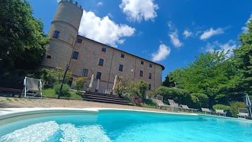 Außenpool, Sonnenschirme, Liegestühle