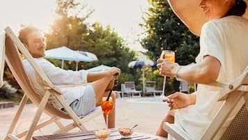 Außenpool, Sonnenschirme, Liegestühle