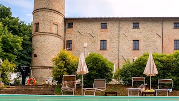 Piscine extérieure, parasols de plage, chaises longues