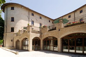 Exterior - Castello di Baccaresca (Gubbio)