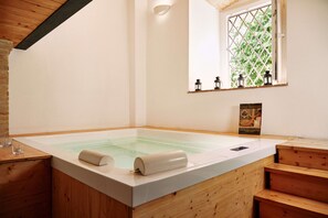 Indoor spa tub