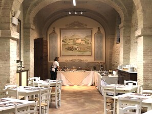 Free daily buffet breakfast - Castello di Baccaresca (Gubbio)