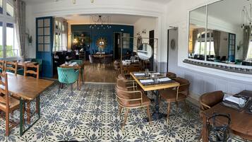 Serveert lunch en diner, Franse gerechten